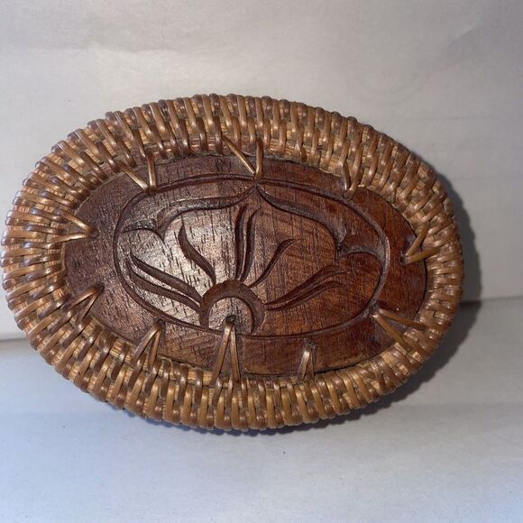 Woven Wooden Reed Oval Shaped Lidded Trinket Box 4"x 3" - Picture 2 of 10